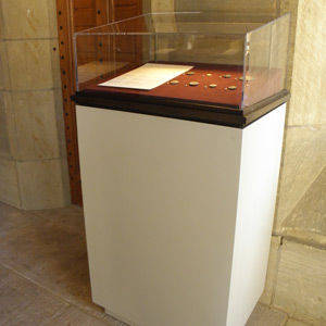 Coins and Medals case with LED lightbar and Optium-topped vitrine, Yale University Art Gallery